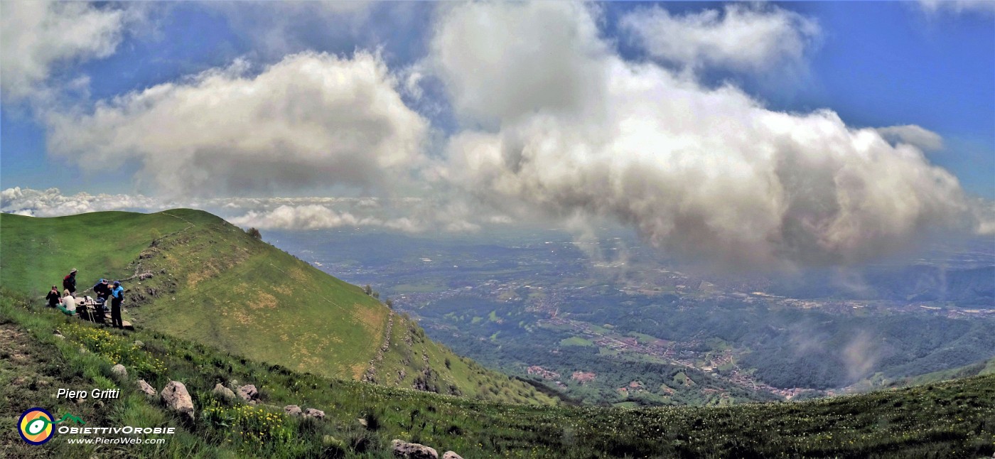 60 Nuvoloni meridiani vagano sul Linzone e sulla pianura.jpg